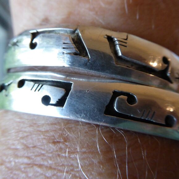 2 VTG Sterling Silver Overlay Style Stamped Cuff Bracelets Total 47.7 Gr Signed - Picture 3 of 16